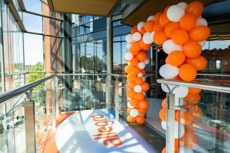 Oranžovo-bílý balonkový oblouk v atriu nové pražské kanceláře Allegro